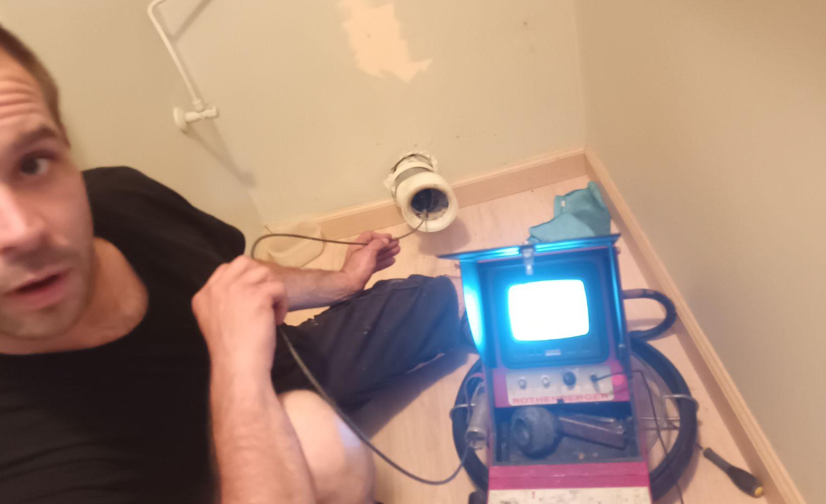 Inspection de cannalisation bouchée de wc toilette par plombier et caméra  Istres proche de Saint Mitre les Remparts - Service de plomberie sur  Martigues (13) et ses environs - Winock Entreprise
