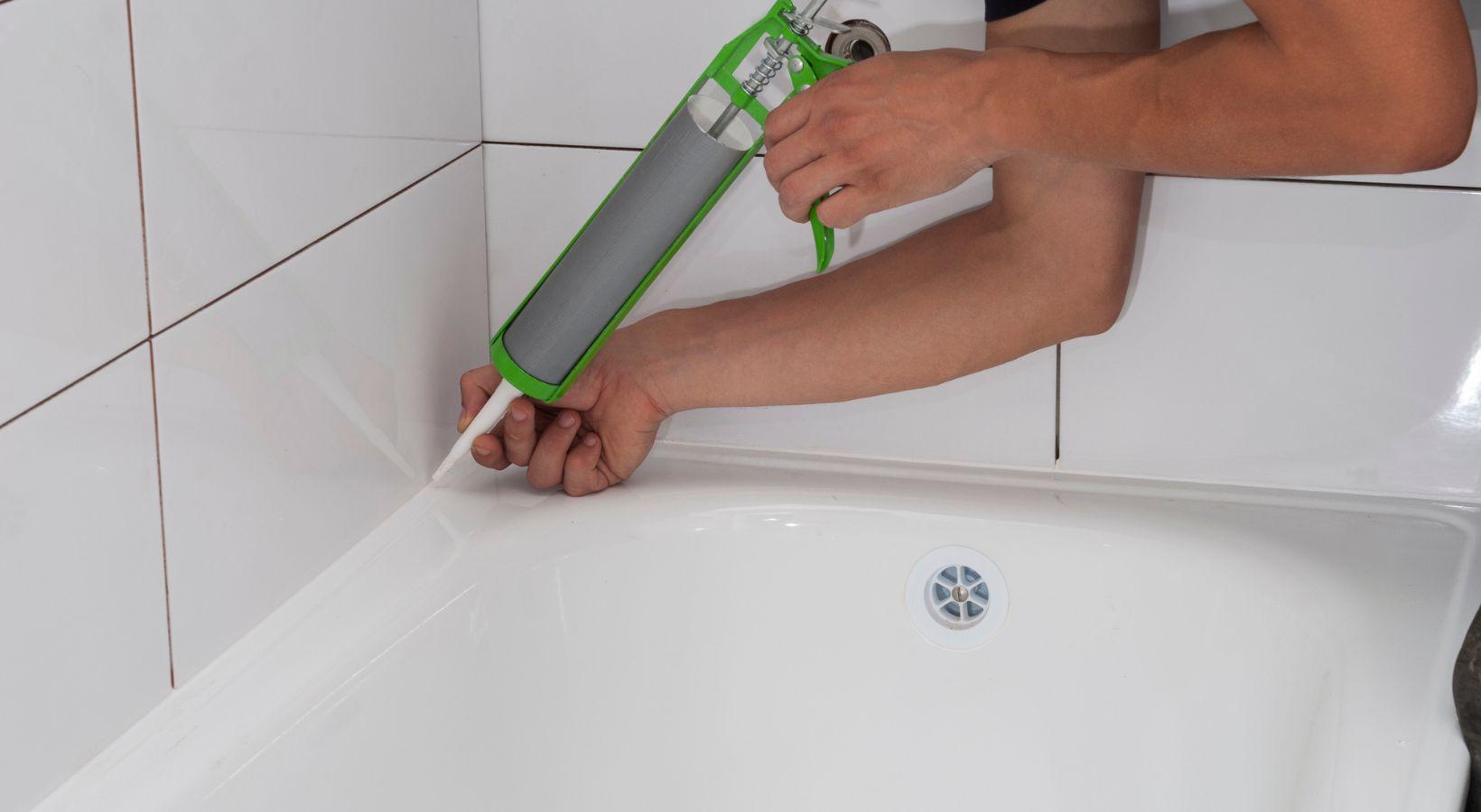 Comment remplacer un joint en silicone dans une salle de bain ?