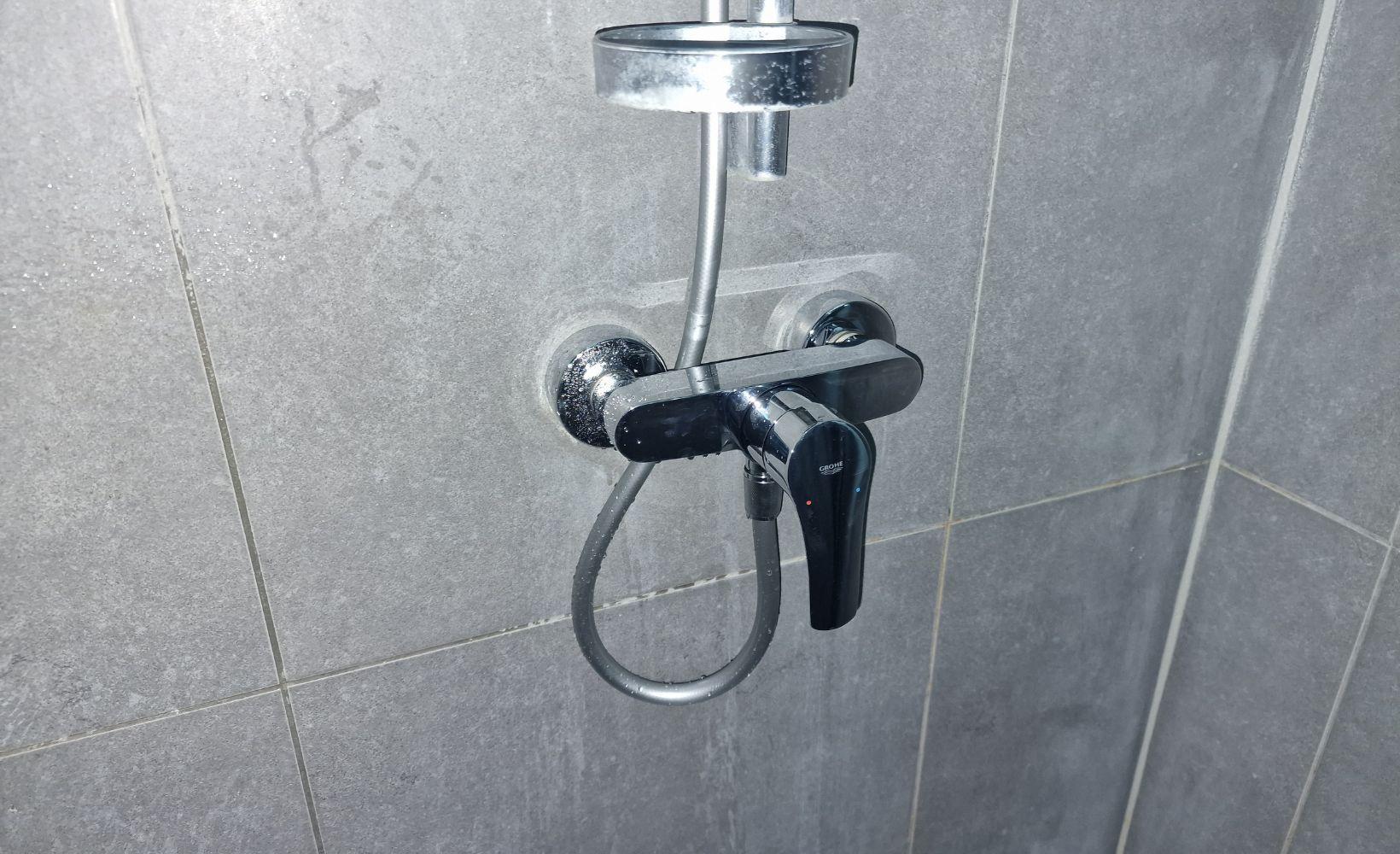 Installer ou remplacer un robinet de salle de bain